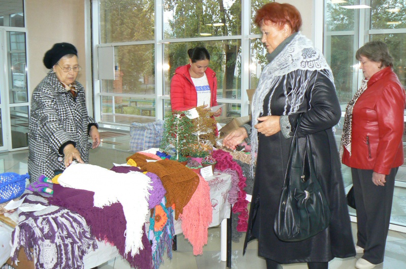В Курманаевке прошла выставка работ пенсионеров и инвалидов